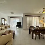 New Cozy Near The Beaches In The Magnificent Gardens Of Regina With Swimming Pools!