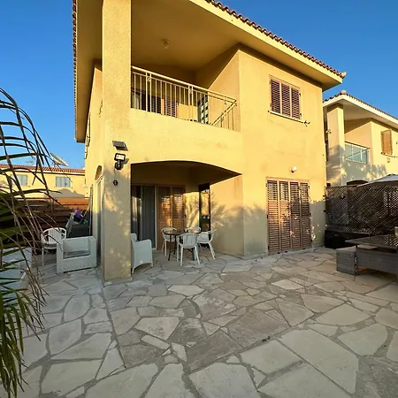 New Cozy Near The Beaches In The Magnificent Gardens Of Regina With Swimming Pools! *