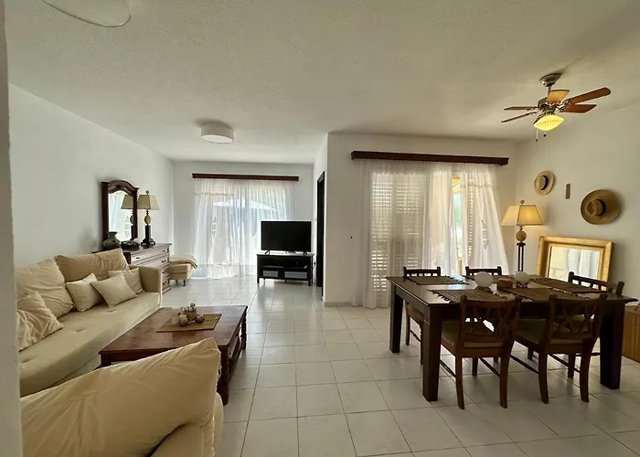 New Cozy Near The Beaches In The Magnificent Gardens Of Regina With Swimming Pools!