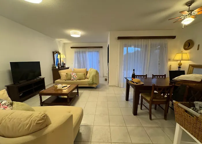 New Cozy Near The Beaches In The Magnificent Gardens Of Regina With Swimming Pools!