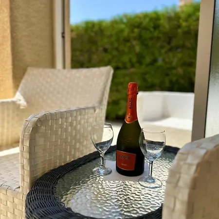 New Cozy Near The Beaches In The Magnificent Gardens Of Regina With Swimming Pools!