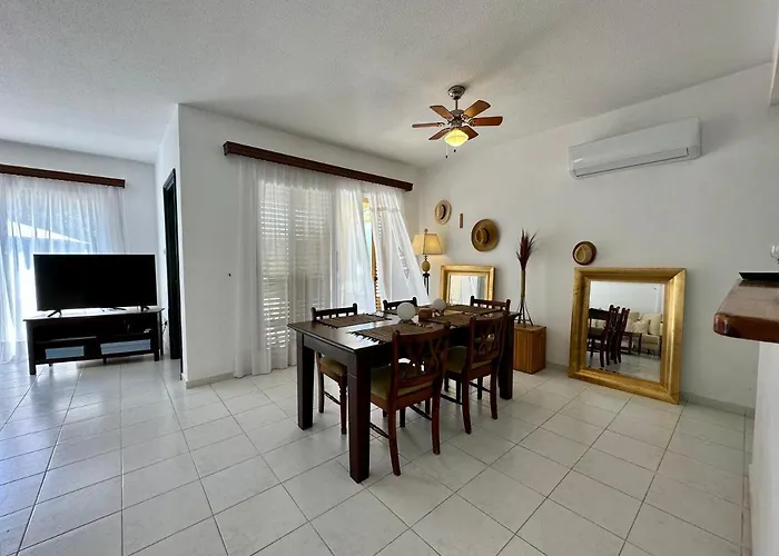 New Cozy Near The Beaches In The Magnificent Gardens Of Regina With Swimming Pools! *