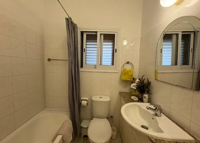 New Cozy Near The Beaches In The Magnificent Gardens Of Regina With Swimming Pools! 빌라 파포스