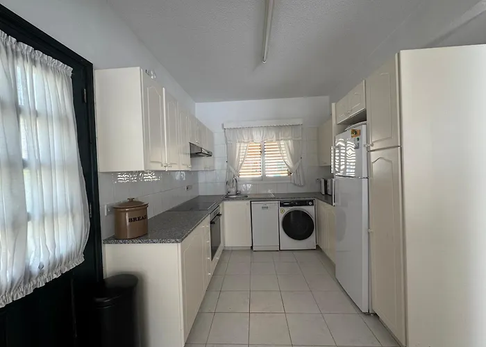 New Cozy Near The Beaches In The Magnificent Gardens Of Regina With Swimming Pools!