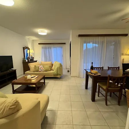 New Cozy Near The Beaches In The Magnificent Gardens Of Regina With Swimming Pools!